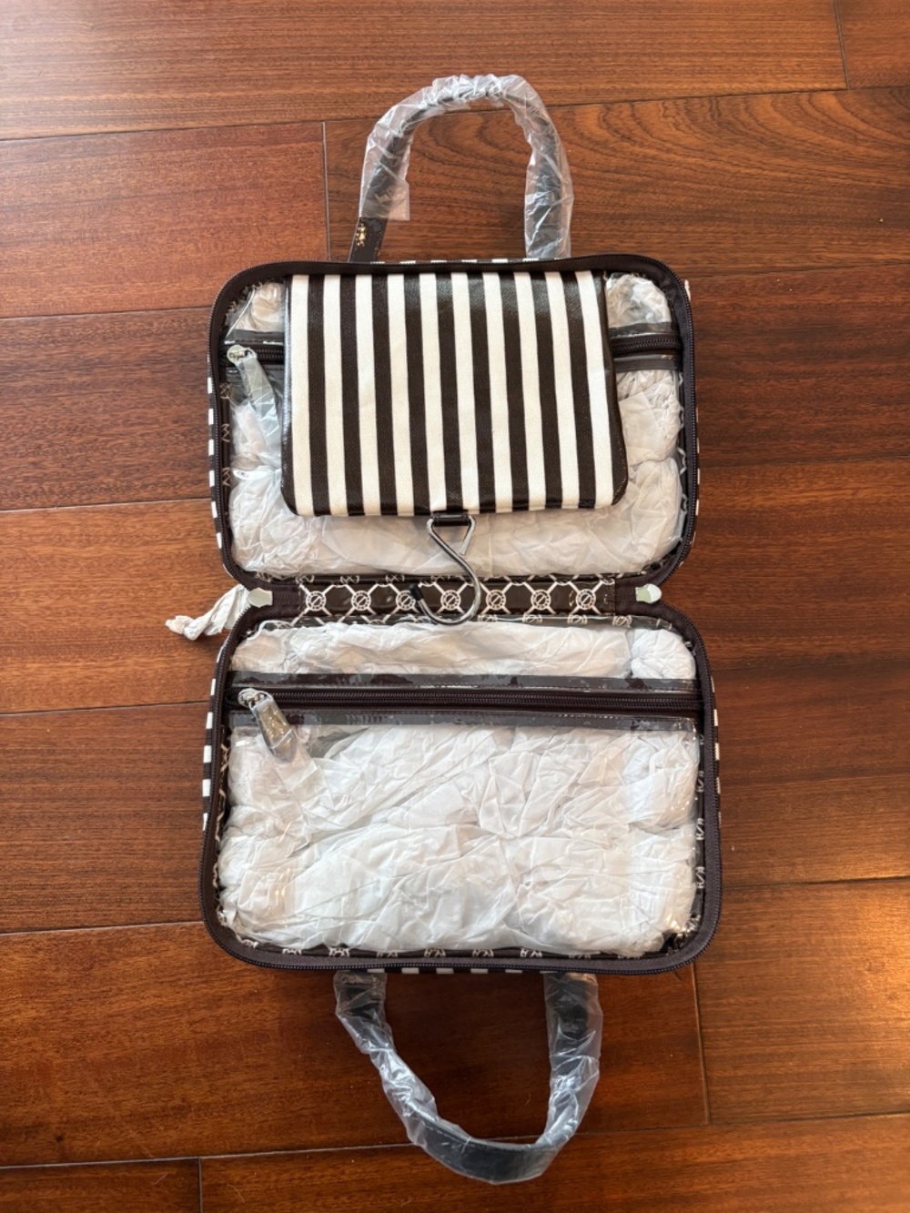Iconic Henri Bendel Cosmetic Bag with Dust Bag - Picture 3 of 5